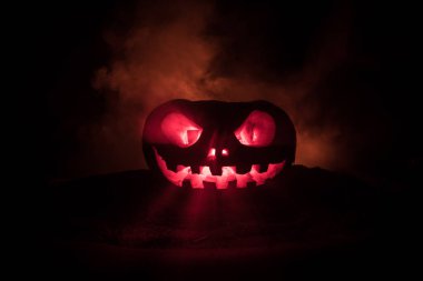 Cadılar Bayramı balkabağı gözlü gece parti için gülümseme ve scrary. İçinde siyah arka plan parlayan gözlerle korkunç Cadılar Bayramı Balkabağı görünümünü kapatın. Seçici odak