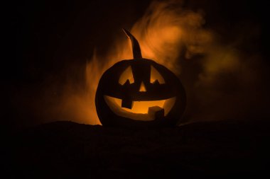 Cadılar Bayramı balkabağı gözlü gece parti için gülümseme ve scrary. İçinde siyah arka plan parlayan gözlerle korkunç Cadılar Bayramı Balkabağı görünümünü kapatın. Seçici odak