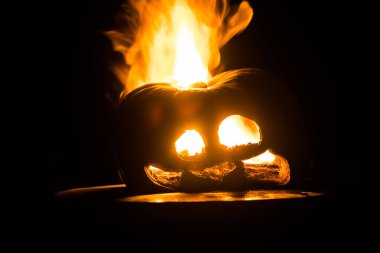 Cadılar Bayramı balkabağı gözlü gece parti için gülümseme ve scrary. İçinde siyah arka plan parlayan gözlerle korkunç Cadılar Bayramı Balkabağı görünümünü kapatın. Seçici odak