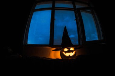 Mavi pencere ile gece gece veya halloween kabak Oda gizemli evi penceresinde korkunç Cadılar Bayramı Balkabağı. Pencere simge Cadılar Bayramı. Seçici odak
