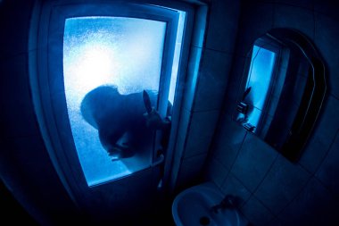 Korku penceresinde kadın silüeti. Korkunç Cadılar Bayramı kavramı bulanık silueti banyoda cadı