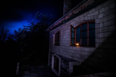 Mavi pencere ile gece gece veya halloween kabak Oda gizemli evi penceresinde korkunç Cadılar Bayramı Balkabağı. Pencere simge Cadılar Bayramı. Seçici odak