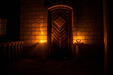Bir ev ön kapıya Halloween kabak ile dekore edilmiştir. Cadılar Bayramı Balkabağı geceleri dik bir kapı