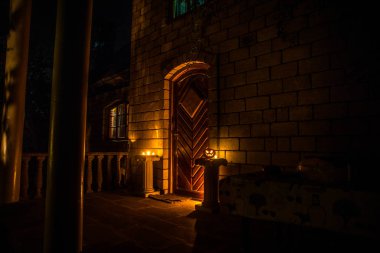 Bir ev ön kapıya Halloween kabak ile dekore edilmiştir. Cadılar Bayramı Balkabağı geceleri dik bir kapı