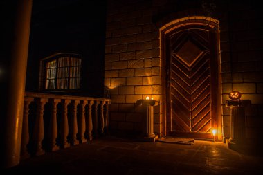 Bir ev ön kapıya Halloween kabak ile dekore edilmiştir. Cadılar Bayramı Balkabağı geceleri dik bir kapı