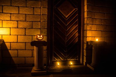 Bir ev ön kapıya Halloween kabak ile dekore edilmiştir. Cadılar Bayramı Balkabağı geceleri dik bir kapı