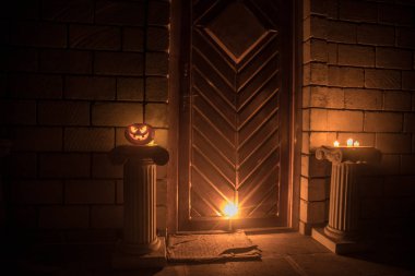 Bir ev ön kapıya Halloween kabak ile dekore edilmiştir. Cadılar Bayramı Balkabağı geceleri dik bir kapı