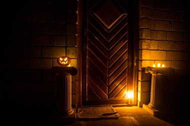 Bir ev ön kapıya Halloween kabak ile dekore edilmiştir. Cadılar Bayramı Balkabağı geceleri dik bir kapı