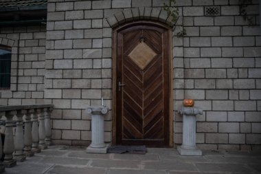 Bir ev ön kapıya Halloween kabak ile dekore edilmiştir. Cadılar Bayramı Balkabağı geceleri dik bir kapı