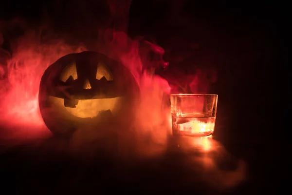 Zucca Halloween Con Viso Intagliato Bicchiere Whisky Con Ghiaccio Fondo — Foto Stock