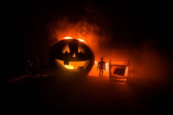 Halloween Dýně Zjizvené Tváře Sklenici Whisky Ledem Tmavém Tónovaný Zamlžené — Stock fotografie