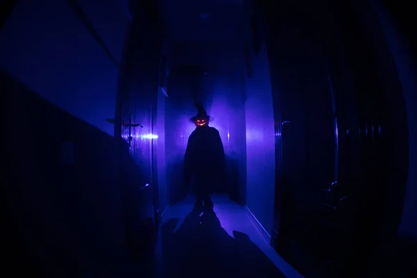 Conceptul Halloween Siluetă Înfiorătoare Coridorul Întunecat Cap Dovleac Lumina Tonifiata — Fotografie, imagine de stoc