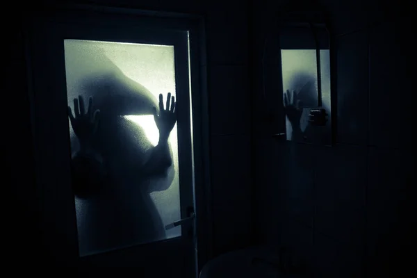 Silueta Horror Mujer Ventana Concepto Halloween Miedo Silueta Borrosa Bruja — Foto de Stock