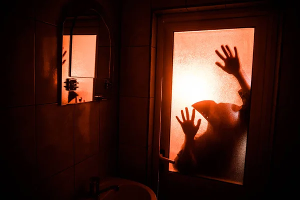 Silueta Horror Mujer Ventana Concepto Halloween Miedo Silueta Borrosa Bruja — Foto de Stock