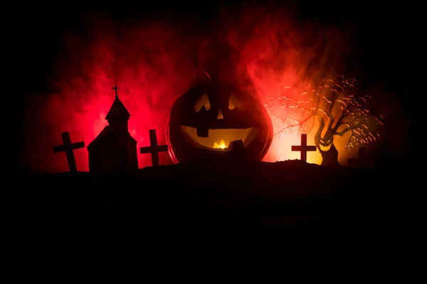 Vista Assustadora Zumbis Cemitério Árvore Morta Lua Igreja Céu Nebuloso — Fotografia de Stock