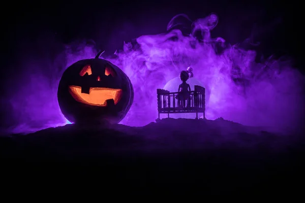 Concepto Halloween Horror Vieja Cuna Bebé Espeluznante Espeluznante Madera Calabaza —  Fotos de Stock