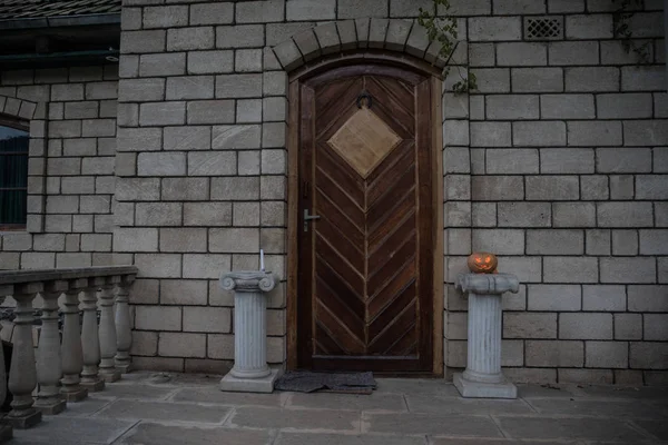 Bir Kapıya Halloween Kabak Ile Dekore Edilmiştir Cadılar Bayramı Balkabağı — Stok fotoğraf