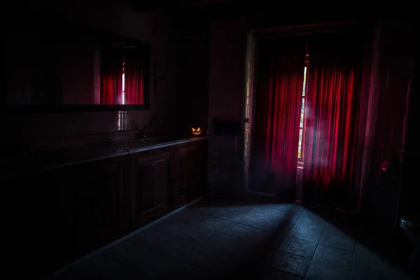 Страшний Гарбуз Хеллоуїн Страшній Темній Кімнаті Червоною Завісою Біля Вікна — стокове фото