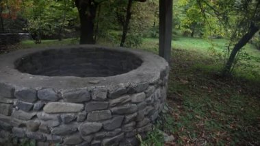 Uzun siyah saçları korkunç bir kızla kasvetli bir kuyuda duruyor. Korkunç Cadılar Bayramı fotoğraf. Ölü zombi kız kuyudan tırmanıyor
