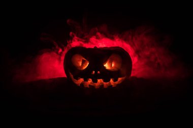 Cadılar Bayramı balkabağı gözlü gece parti için gülümseme ve scrary. İçinde siyah arka plan parlayan gözlerle korkunç Cadılar Bayramı Balkabağı görünümünü kapatın. Seçici odak