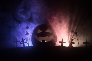 Zombi Mezarlığı ölü ağaçlar, ay, kilise ve ürkütücü bulutlu gökyüzü sis, korku Halloween kavramı ile parlayan kabak ile korkunç görünümü. Seçici odak