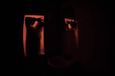 Korku penceresinde kadın silüeti. Korkunç Cadılar Bayramı kavramı bulanık silueti banyoda cadı