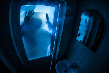 Korku penceresinde kadın silüeti. Korkunç Cadılar Bayramı kavramı bulanık silueti banyoda cadı