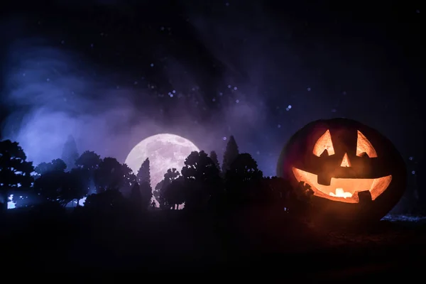 Conceito Halloween Com Abóboras Brilhantes Sílhueta Estranha Uma Floresta Escura — Fotografia de Stock