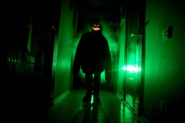 Halloween Koncepció Sötét Folyosón Sütőtök Fej Hátborzongató Sziluettje Köd Háttérben — Stock Fotó