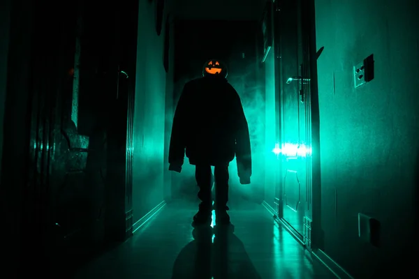 Concetto Halloween Silhouette Raccapricciante Nel Corridoio Buio Con Testa Zucca — Foto Stock