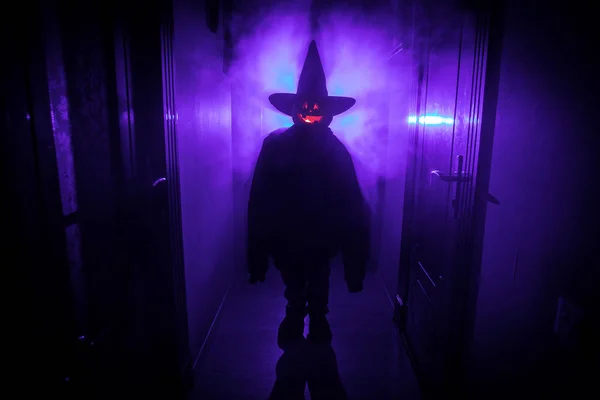 Cadılar Bayramı Kavramı Ürpertici Siluet Kabak Kafa Ile Karanlık Koridorda — Stok fotoğraf