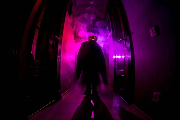 Απόκριες Έννοια Ανατριχιαστικό Σιλουέτα Στον Σκοτεινό Διάδρομο Κολοκύθα Ήπια Φως — Φωτογραφία Αρχείου
