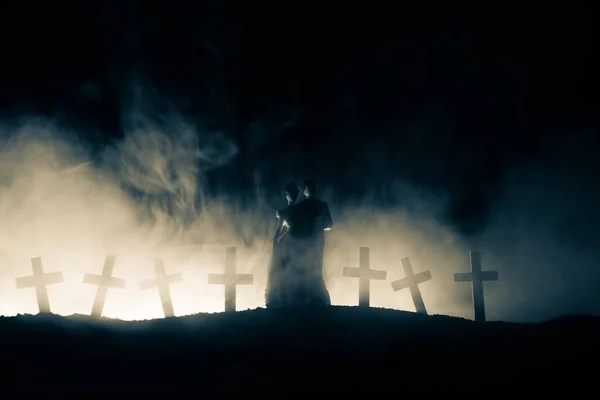 Korku Cadılar Bayramı Kavramı Bir Gece Mezarlığı Üzerinde Korkunç Zombi — Stok fotoğraf