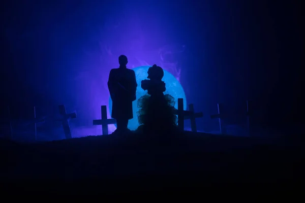 ホラー ハロウィンのコンセプトです 夜の墓地に怖いゾンビの花嫁 — ストック写真