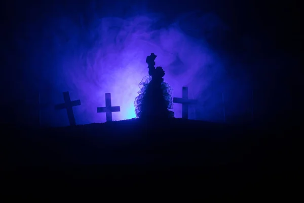 Chica Caminando Sola Cementerio Por Noche Fondo Brumoso Tonificado Oscuro — Foto de Stock