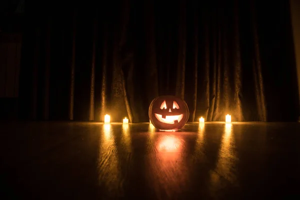 Cabeza Calabaza Halloween Jack Linterna Con Velas Brillantes Fondo Calabazas —  Fotos de Stock