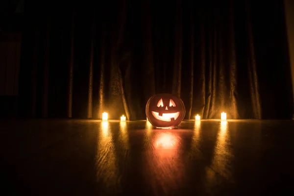 Halloween Pumpkin Head Jack Lantern Dengan Lilin Bercahaya Latar Belakang — Stok Foto