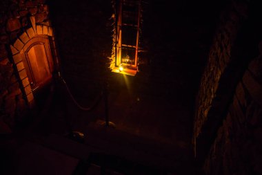 İçinde ürpertici konak terk edilmiş. Merdiven ve colonnade. Karanlık kale Merdivenler bodruma. Ürkütücü zindan taş merdivenle eski kale. Korku Cadılar Bayramı arka plan