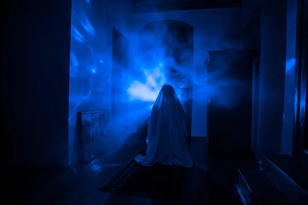 Horreur Silhouette Fantôme Intérieur Chambre Sombre Avec Miroir Concept Effrayant — Photo