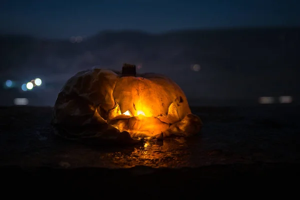 공포의 할로윈 컨셉이야 어두운 배경에서 빛나는 무서운 핼러윈 호박의 모습을 — 스톡 사진
