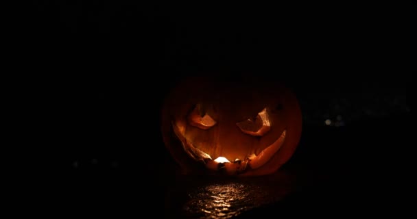 Pomysł Halloween Blisko Widok Przerażające Martwe Halloween Dyni Świecące Ciemnym — Wideo stockowe