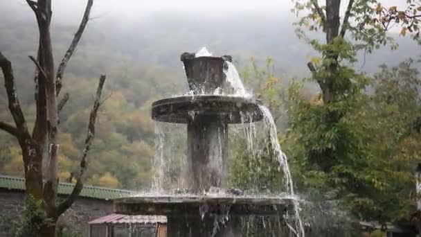 Czysty Słodka Woda Wodospad Lesie Górach Starej Fontanny Bliska Suwak — Wideo stockowe