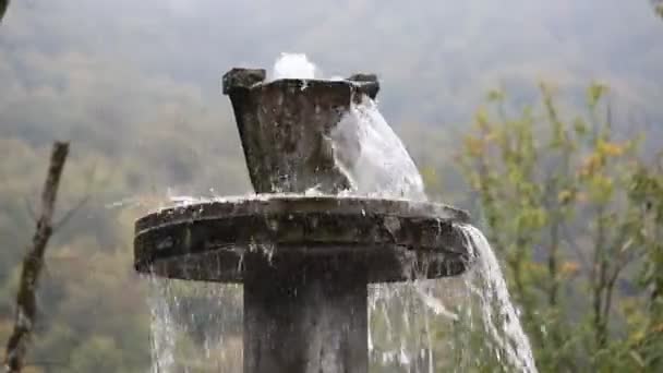 Rent Färskt Vatten Vattenfall Skogen Bergen Gamla Fontän Närbild Reglaget — Stockvideo