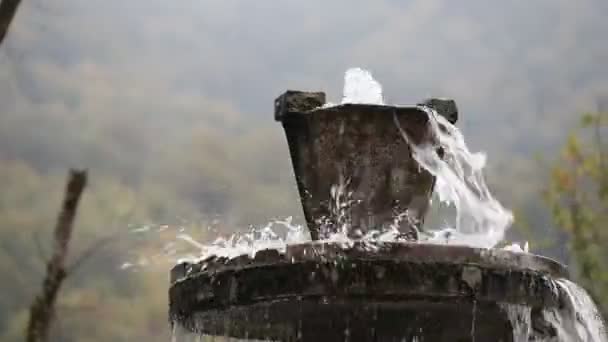 Tiszta Friss Víz Vízesés Erdőben Hegyekben Régi Kút Közelről Csúszik — Stock videók