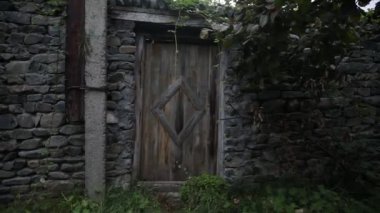 Eski bir taş bina ahşap kapı. kahverengi ahşap, beyaz taş duvar kenar ile çift kanatlı kapı.