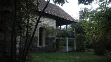 Güzel manzara köy evi sonbahar, Azerbaycan kırsal sırasında orman ağaçları ile