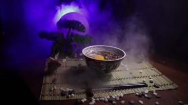 Japon gıda içinde plakalı görünümünü kapatın. Japonya geleneksel gıda bonsai ağacı ve Ay'da tonda sisli arka plan dekorasyon ahşap tablo.