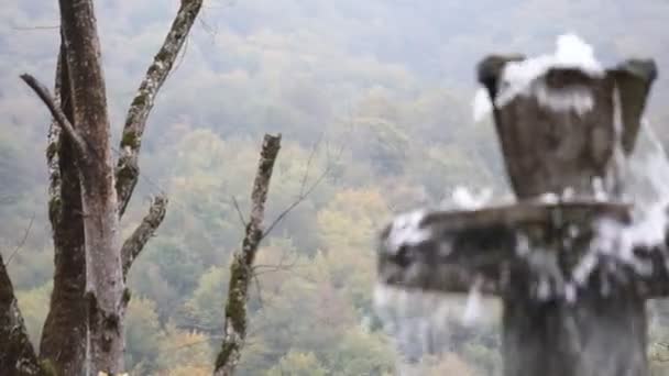 Чистая Пресная Вода Водопад Лесу Горах Старый Фонтан Закрывается Слайдер — стоковое видео