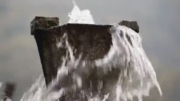 Cascata Acqua Dolce Pura Nella Foresta Montagna Vecchia Fontana Vicino — Video Stock