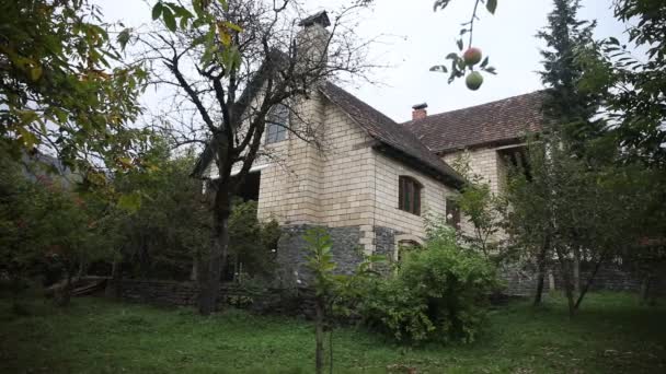 Hermosa Casa Pueblo Paisaje Con Árboles Bosque Durante Otoño Campo — Vídeo de stock